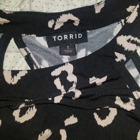 TORRID TOP - Sz.1X - Black w/White Animal Print w/ - Picture 2 of 2